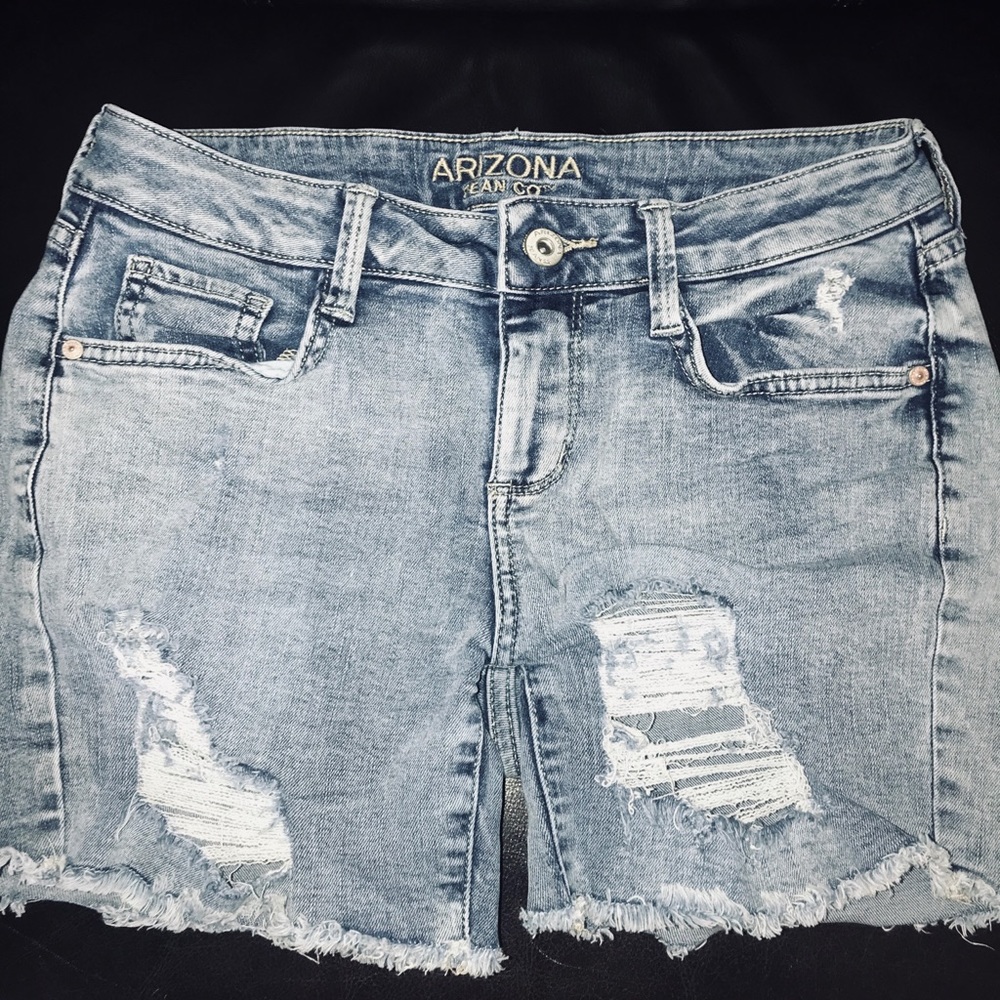 They are Arizona Jean Co Jean shorts in the size 3